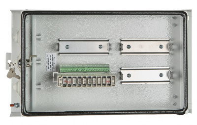 Ящик кабельный ЯКт-ПМ-40/20, 1 плинт ПВТ-10Р  с винтовыми клеммами, оснащеный магазин защиты, трубостойка ССД